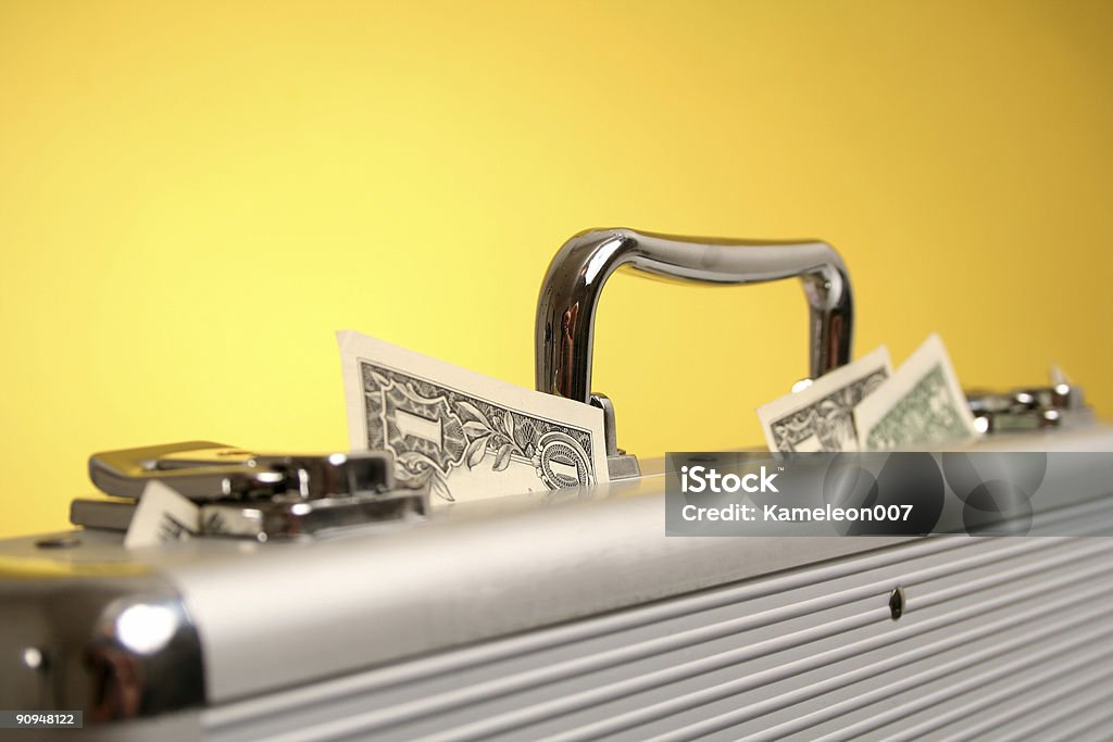 スーツケースいっぱいのマネー - アメリカ通貨のロイヤリテ��ィフリーストックフォト