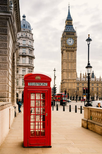 czerwone budki telefonicznej w londynie - capital cities pay phone city cityscape zdjęcia i obrazy z banku zdjęć