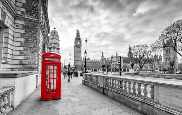 czerwone budki telefonicznej w londynie - capital cities pay phone city cityscape zdjęcia i obrazy z banku zdjęć