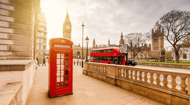 ロンドンの赤い電話ボックス - telephone booth ストックフォトと画像
