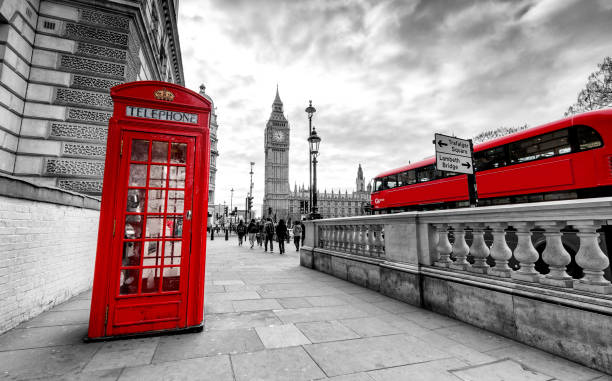 istock Red Telephone Booth in London 909481552