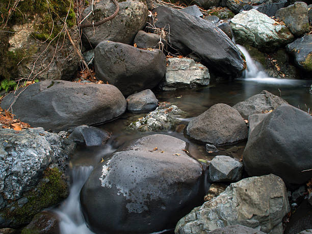 Pequenas quedas na Califórnia creek - foto de acervo