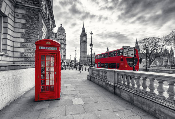 istock Red Telephone Booth in London 909481590