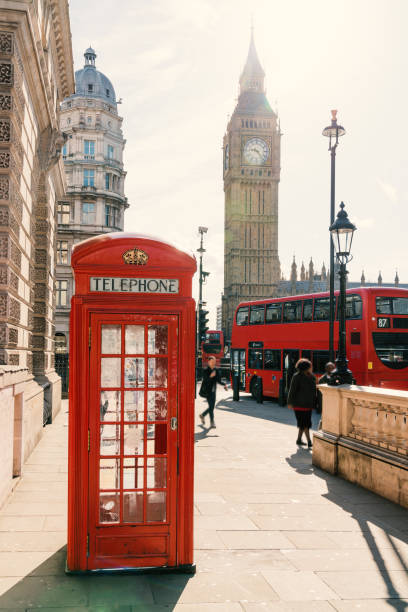 ロンドンの赤い電話ボックス - pay phone telephone telephone booth red ストックフォトと画像