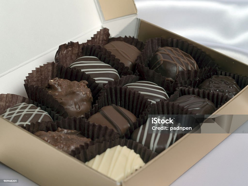 Шоколадные конфеты - Стоковые фото Гетеросексуальная пара роялти-фри