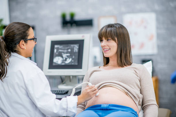 istock Doctor And Mother-To-Be 909482204