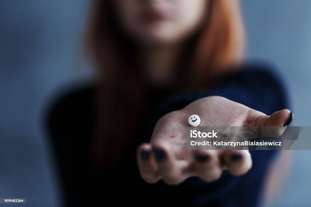 Píldora con cara sonriente - Foto de stock de Adolescente libre de derechos