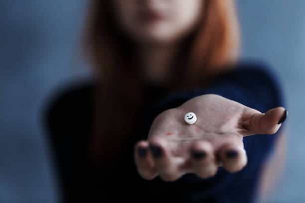 pill with smiley face - teenager teenagers only one teenage girl only human face imagens e fotografias de stock