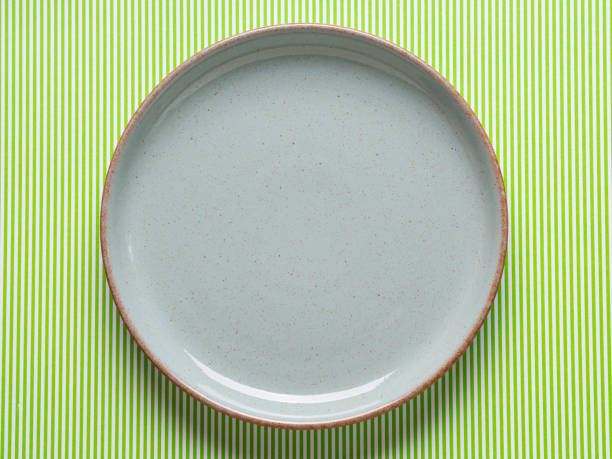 istock Gray dish mockup on green background 909482492