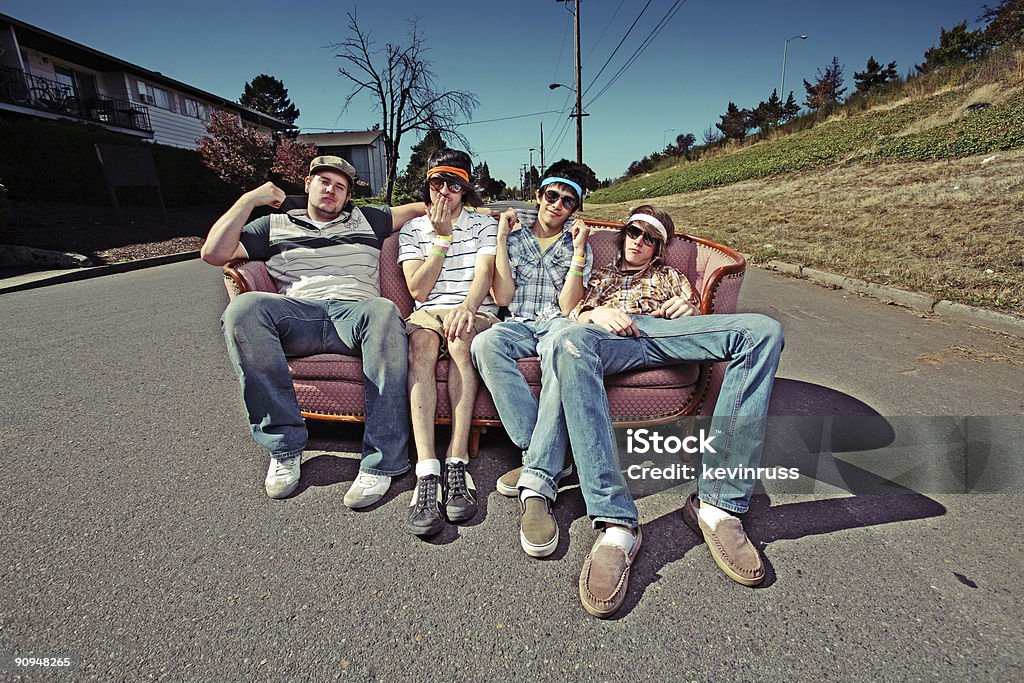 Cuatro hombres jóvenes retro al aire libre en el sofá de la sala de estar - Foto de stock de Adulto libre de derechos