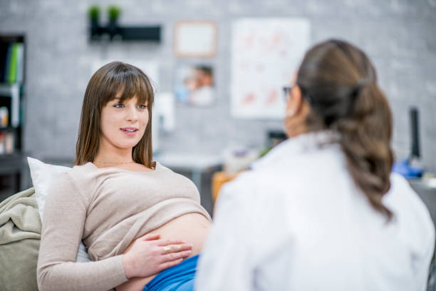 istock Pregnant Woman Talking With Doctor 909482974