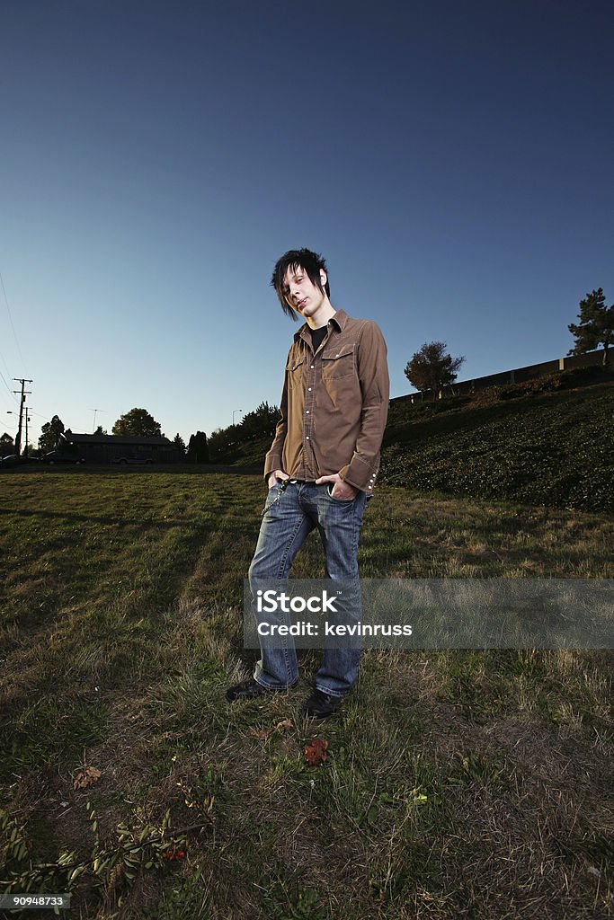 Guy Standing zona de campo - Foto de stock de Adulto libre de derechos