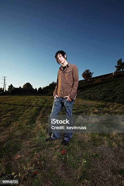 Guy Standing Zona De Campo Foto de stock y más banco de imágenes de Adulto - Adulto, Adulto joven, Agujereado