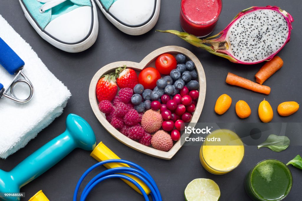 Coeur en santé alimentation et sport gym équipement concept sur tableau noir - Photo de Coeur - Symbole d'une idée libre de droits