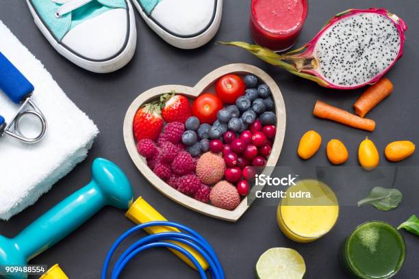 Photo libre de droit de Coeur En Santé Alimentation Et Sport Gym Équipement Concept Sur Tableau Noir banque d'images et plus d'images libres de droit de Coeur - Symbole d'une idée