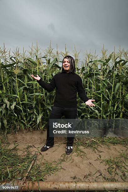 Punk Angezogen Mann Im Feld Stockfoto und mehr Bilder von Agrarbetrieb - Agrarbetrieb, Bedeckter Himmel, Cool und Lässig