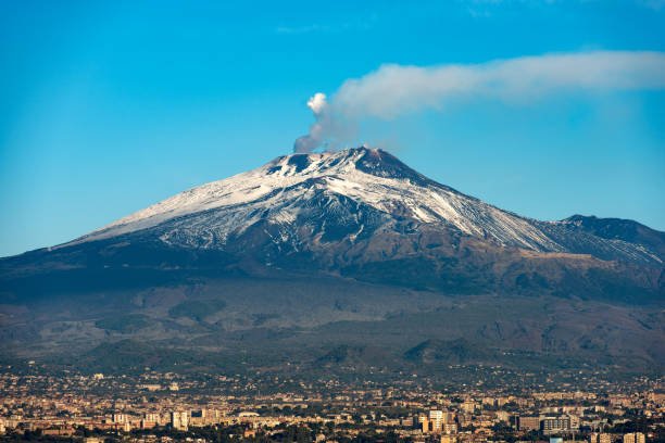 вулкан этна и город катания - остров сицилия италия - огромные smoky горы стоковые фото и изображения