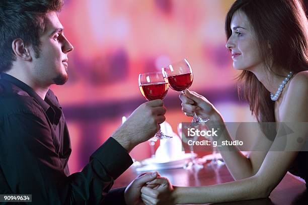 Paar In Einem Glas Rotwein Im Restaurant Feiern Stockfoto und mehr Bilder von Alkoholisches Getränk - Alkoholisches Getränk, Dating, Einen Toast ausbringen