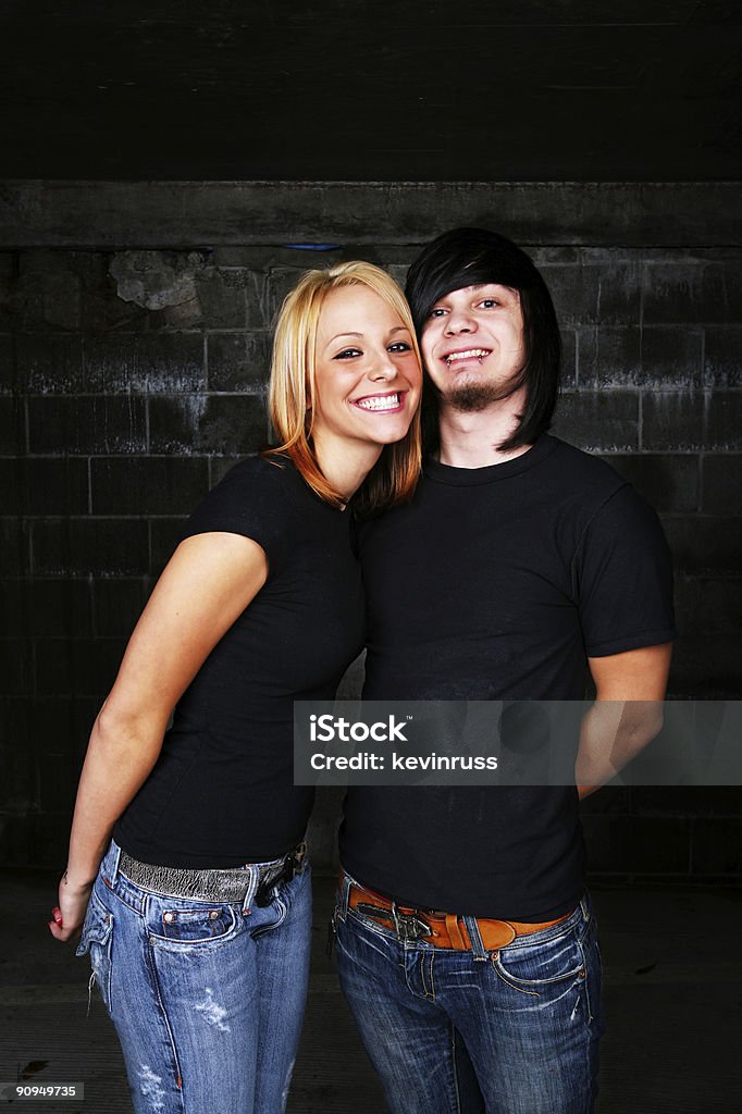 Casal sorridente na garagem Retrato - Royalty-free Adulto Foto de stock