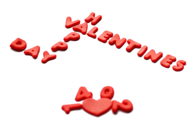 레드 심장 및 1402 흰색 바탕에 빨간색 playdoh 문자로 해피 발렌타인 낱말 텍스트입니다. 발렌타인 데이 배경 개념 및 휴일 축 하입니다. 텍스트에 대 한 공간을 복사 합니다. - playdoh 뉴스 사진 이미지