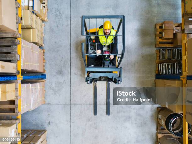 Lagerarbeiter Mann Mit Gabelstapler Stockfoto und mehr Bilder von Ansicht aus erhöhter Perspektive - Ansicht aus erhöhter Perspektive, Gabelstapler, Lagerhalle