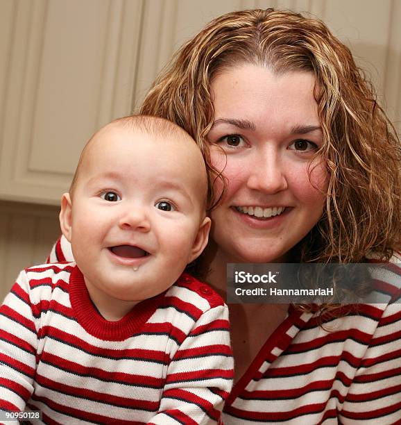 Mãe E Bebé - Fotografias de stock e mais imagens de Abraçar - Abraçar, Adulto, Alegria