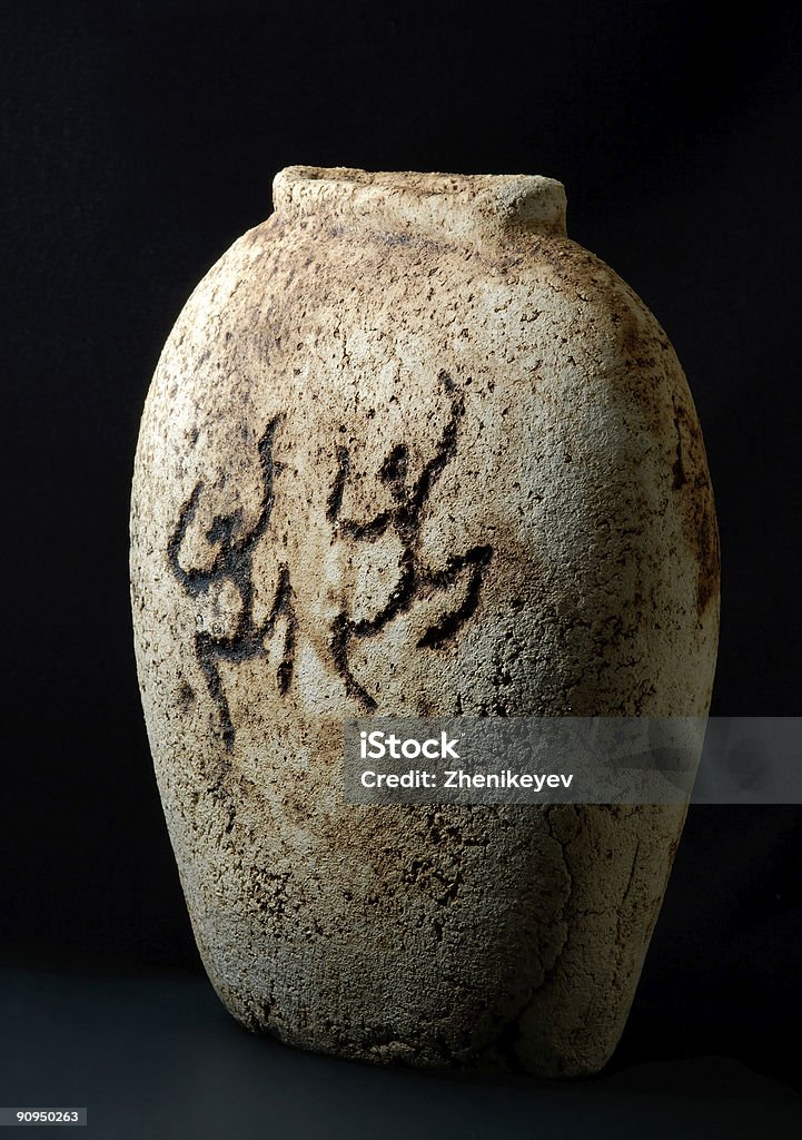 Cerâmicas antigas com petroglyph - Foto de stock de Antigo royalty-free