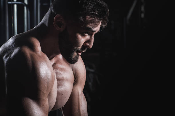 istock Muscle Man in the Gym 909502722