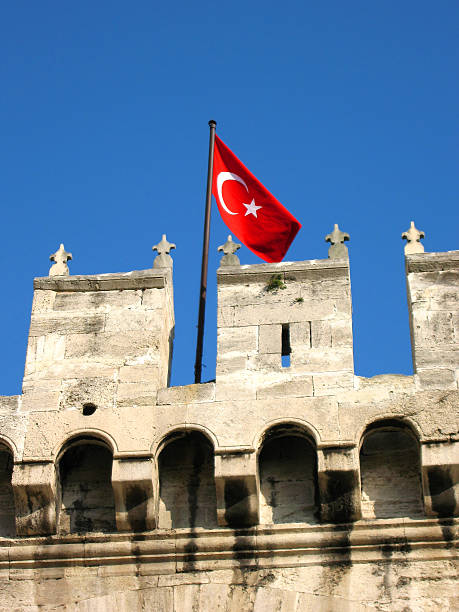 turkish flag on topkapi palace - fsachs78 stockfoto's en -beelden