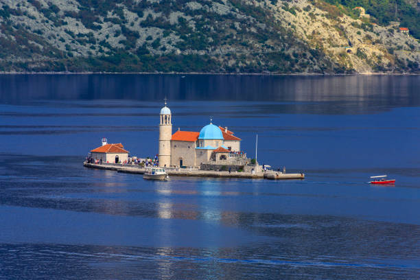 rotes boot vor unserer lieben frau von den felsen - gospa od škrpjela stock-fotos und bilder