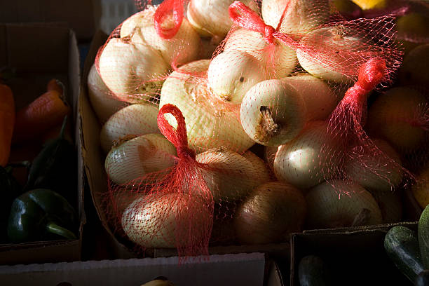 sac d'oignons - onion bag netting vegetable photos et images de collection