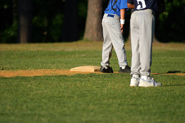 gra w baseball - baseball pitcher small sports league zdjęcia i obrazy z banku zdjęć