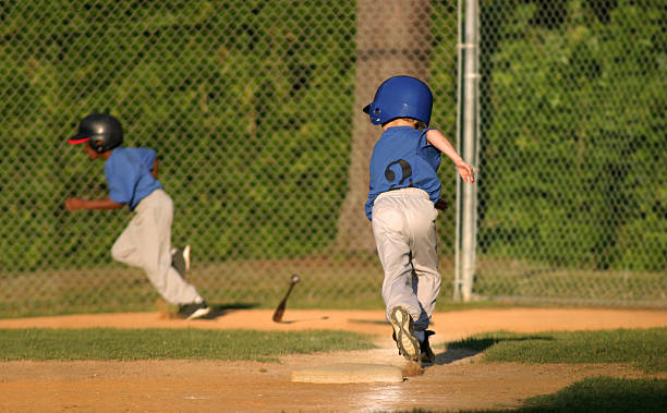 бейсбольный игра - youth league стоковые фото и изображения