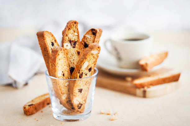 イタリアのクランベリー アーモンドのビスコッティとコーヒー カップ - biscotti ストックフォトと画像