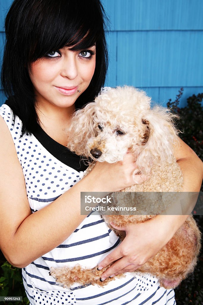 Mujer sostiene perro en los brazos de Retratos - Foto de stock de Adulto libre de derechos