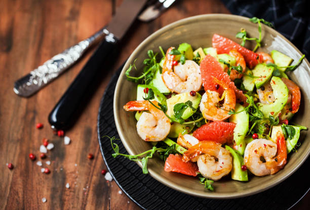 köstlich frischer salat mit garnelen, grapefruit, avocado, gurke - seafood prepared shrimp prawn avocado stock-fotos und bilder