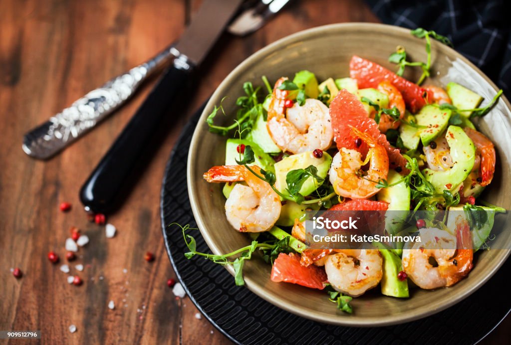 Délicieuse salade fraîche avec crevettes, pamplemousse, avocat, concombre - Photo de Salade composée libre de droits