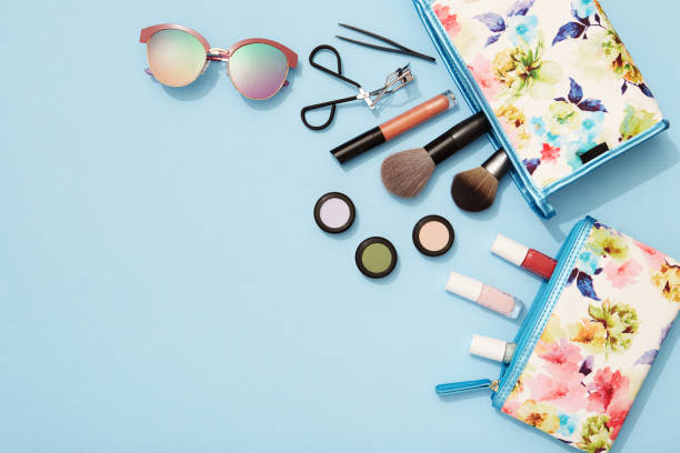 maquillaje de verano plana pone para vacaciones en la playa - cosmetic bag fotografías e imágenes de stock