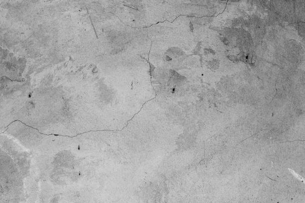 istock Wall fragment with scratches and cracks 909519140