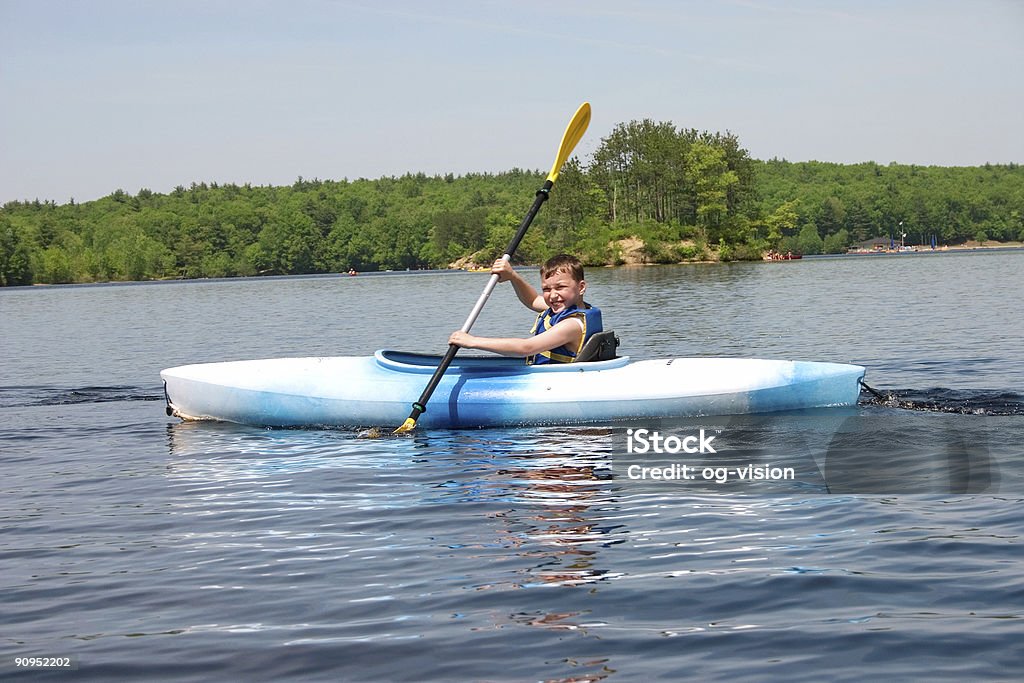 Garçon du kayak - Photo de Petits garçons libre de droits