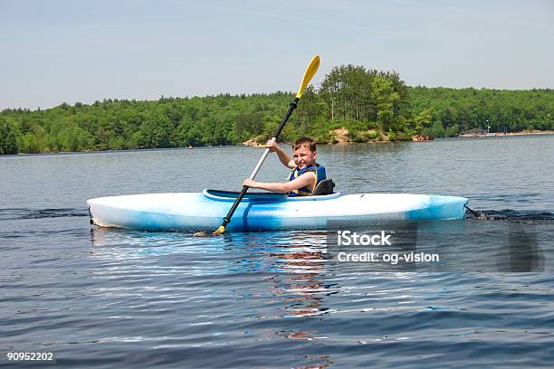 Foto de Menino Andando De Caiaque e mais fotos de stock de Meninos - Meninos, Caiaque - Barco a remo, Caiaque - Canoagem e Caiaque