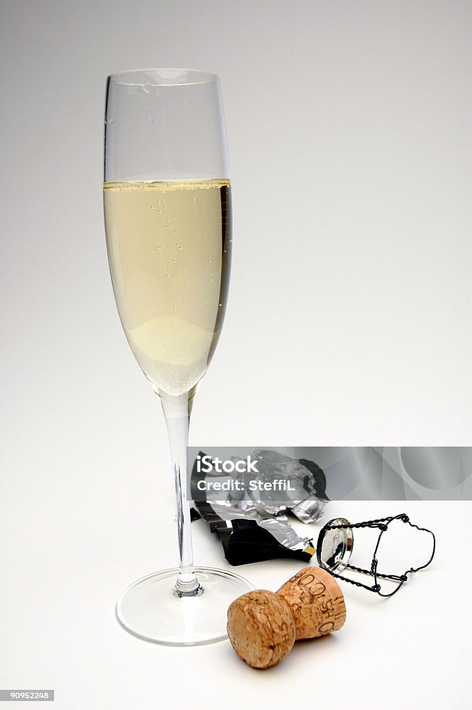 Une flûte à champagne sur fond blanc - Photo de Alcool libre de droits