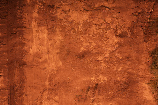 istock Wall fragment with scratches and cracks 909522676