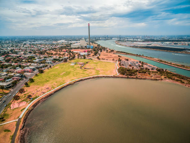 vue aérienne de la banlieue de newport et des centrales à melbourne, australie - victoria quarter photos et images de collection