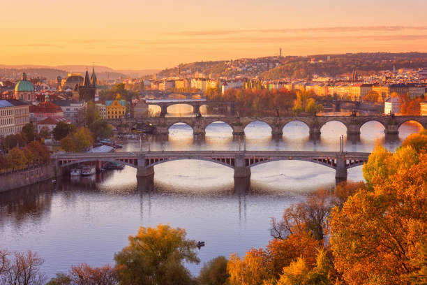 prag, panoramablick auf das historische brücken, der altstadt und der moldau aus beliebter aussichtspunkt in letna park, tschechische republik - charles bridge stock-fotos und bilder