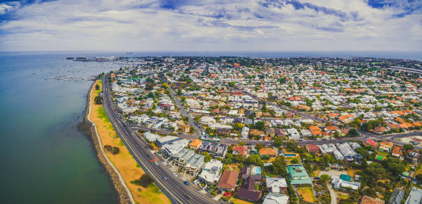 panorama aérien de banlieue côtière de williamstown à melbourne, australie - victoria quarter photos et images de collection