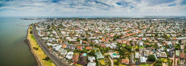 vue panoramique aérienne de banlieue côtière de williamstown à melbourne, en australie - victoria quarter photos et images de collection