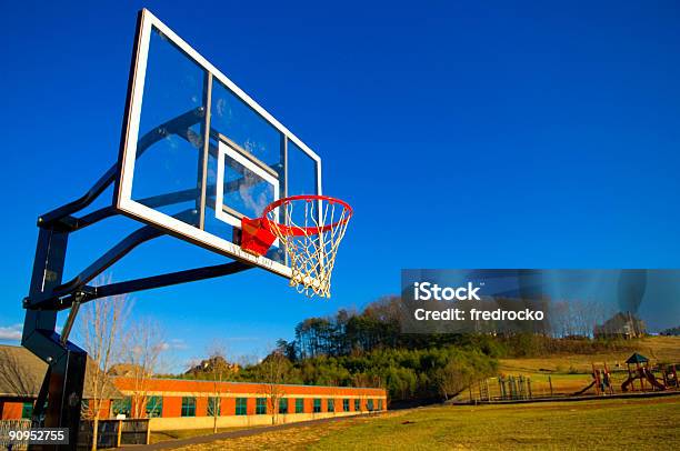 Objetivo De Básquetbol En La Cancha De Básquetbol En El Parque Foto de stock y más banco de imágenes de Canasta de baloncesto