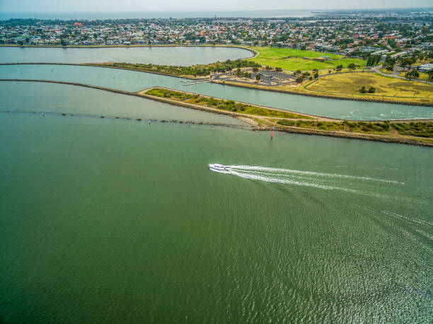 vue aérienne de bateau à voile de l’embouchure de la rivière yarra à melbourne en australie - victoria quarter photos et images de collection