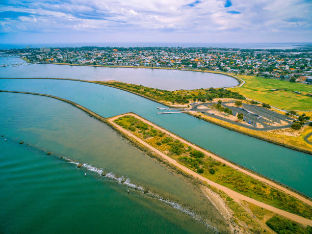 vue aérienne de l’embouchure du fleuve yarra et williamstown - banlieue côtière à melbourne, australie - victoria quarter photos et images de collection